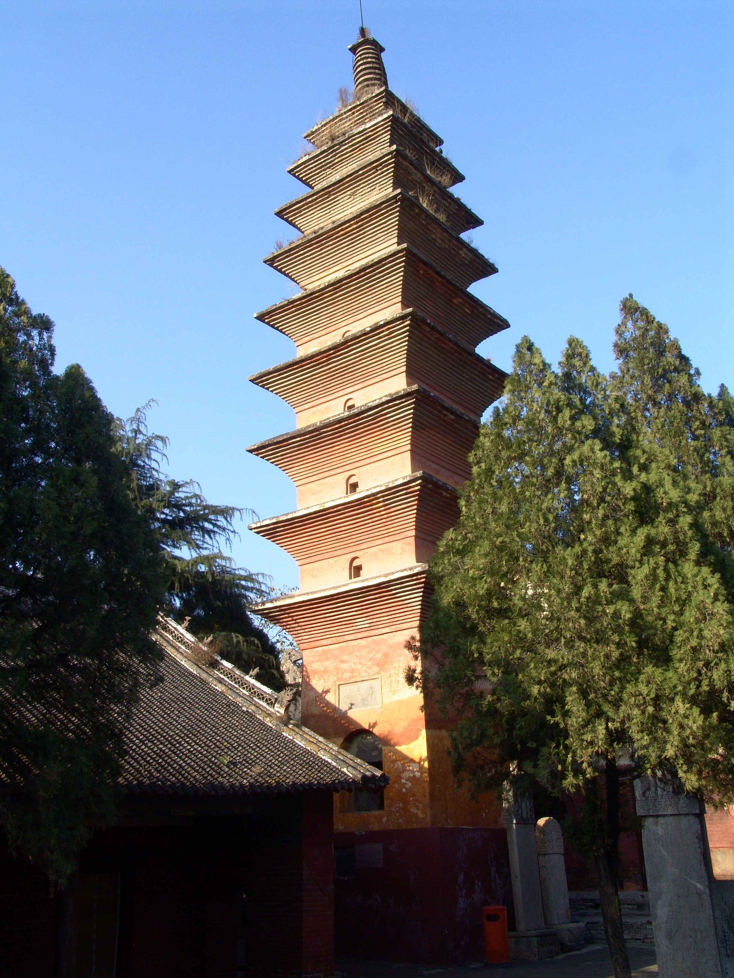 汝州市-风穴寺-七祖塔,天台七祖贞禅师舍利塔。贞禅大师俗姓张,名贞,京兆(西京长安)人,幼年知名太学,及第后看破红尘,出家衡山,以后辗转来到风穴寺,广传佛法,兴建寺院,遍植柏树。.JPG 汝州市-风穴寺-七祖塔,天台七祖贞禅师舍利塔。贞禅大师俗姓张,名贞,京兆(西京长安)人,幼年知名太学,及第后看破红尘,出家衡山,以后辗转来到风穴寺,广传佛法,兴建寺院,遍植柏树。.JPG