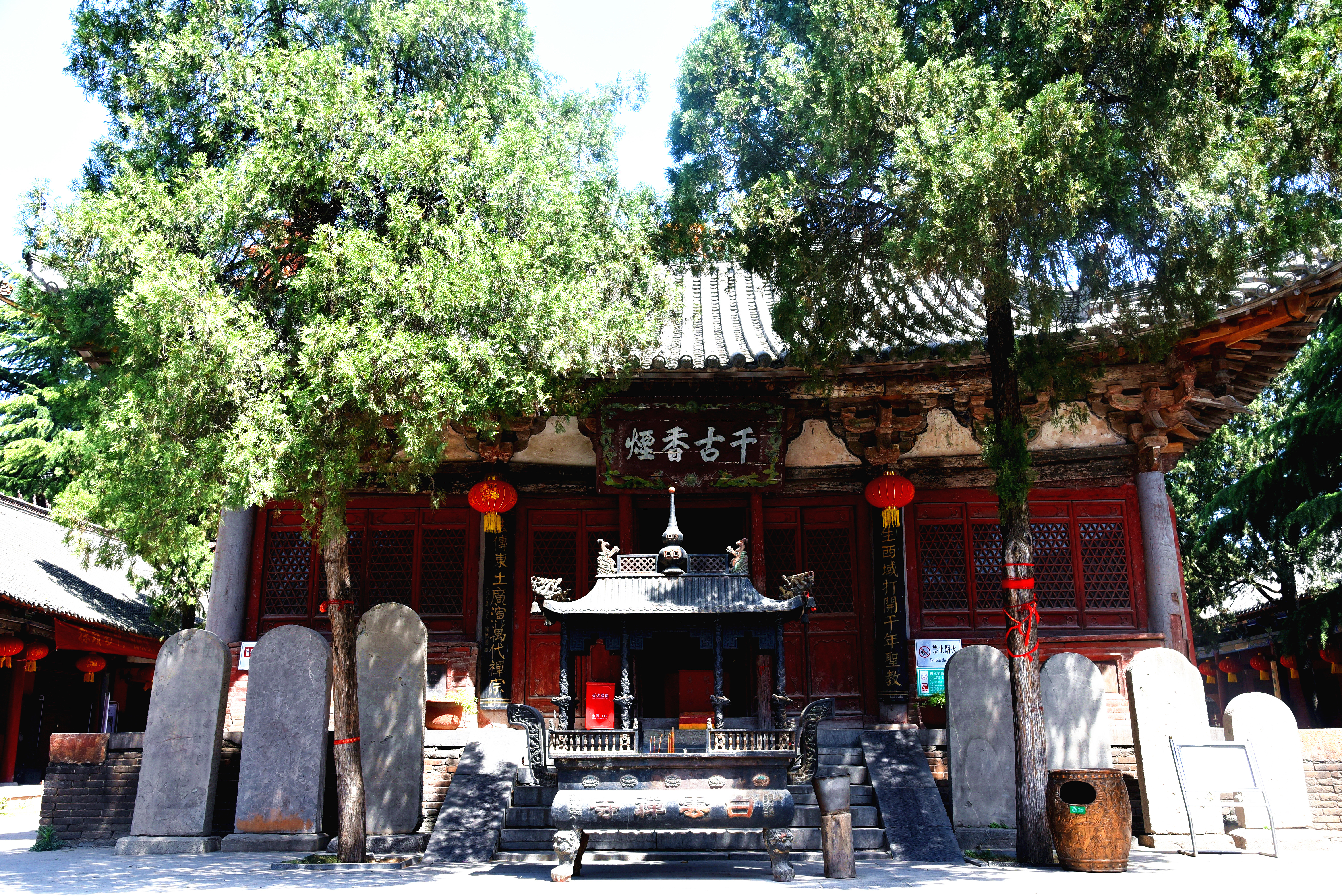 汝州市-风穴寺-中佛殿,始建于南宋,距今已有800多年的历史。面阔、进深各三间,属单檐歇山式建筑,建于1.5米高台之上,砖砌台阶,其规制完全按照北宋皇家营造法式所建,为河南省保存最完整的金代殿堂建筑。_副本.jpg 汝州市-风穴寺-中佛殿,始建于南宋,距今已有800多年的历史。面阔、进深各三间,属单檐歇山式建筑,建于1.5米高台之上,砖砌台阶,其规制完全按照北宋皇家营造法式所建,为河南省保存最完整的金代殿堂建筑。_副本.jpg